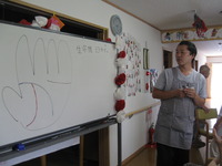 今日の午後は手相の勉強をしました。皆さん手相とにらめっこ