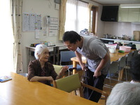 今日の午後は手相の勉強をしました。皆さん手相とにらめっこ