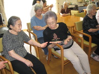 今日の午後は手相の勉強をしました。皆さん手相とにらめっこ