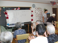 今日の午後は手相の勉強をしました。皆さん手相とにらめっこ