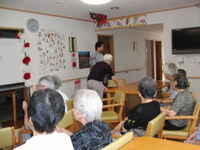今日の午後は手相の勉強をしました。皆さん手相とにらめっこ