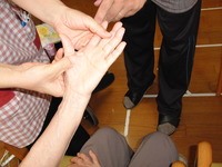 今日の午後は手相の勉強をしました。皆さん手相とにらめっこ