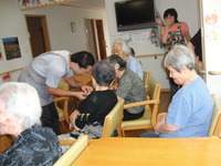 今日の午後は手相の勉強をしました。皆さん手相とにらめっこ