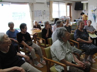 今日の午後は手相の勉強をしました。皆さん手相とにらめっこ