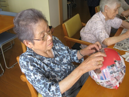 提灯づくりにチャレンジしました。2人3脚祭りに間に合うかな