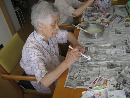 提灯づくりにチャレンジしました。2人3脚祭りに間に合うかな