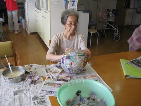 提灯づくりにチャレンジしました。2人3脚祭りに間に合うかな