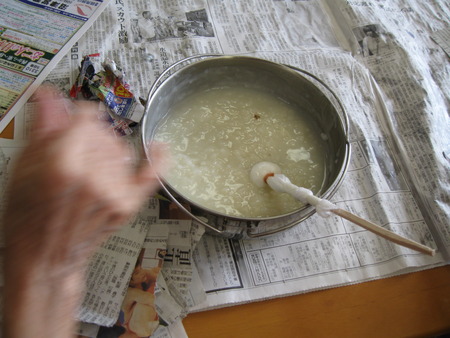 提灯づくりにチャレンジしました。2人3脚祭りに間に合うかな