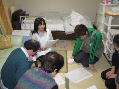 施設内研修　更衣・シーツ交換
