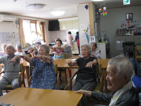 今日の午後は皆で軽い体操とじゃんけんゲームで脳トレです