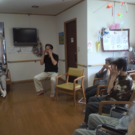 健康体操ボランティア鈴木啓司氏来訪携帯で投稿練習