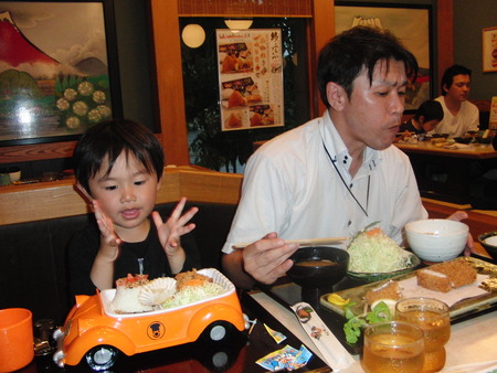 昨夜は一日早く長男の誕生日・家族で外食しました☆