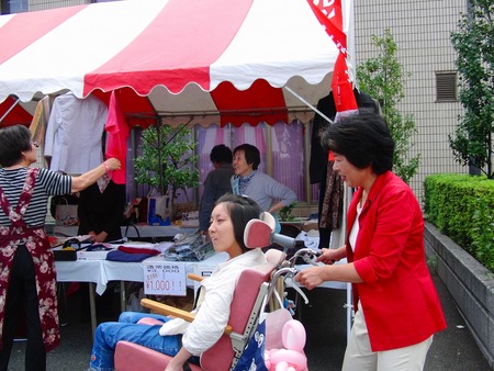 健康祭り朝寒かったためか、出足が遅かったですが賑わう