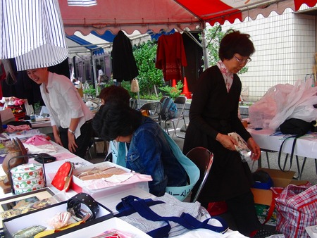 健康祭り朝寒かったためか、出足が遅かったですが賑わう