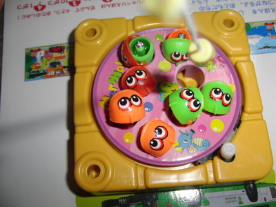 魚釣りゲームで孫と対戦