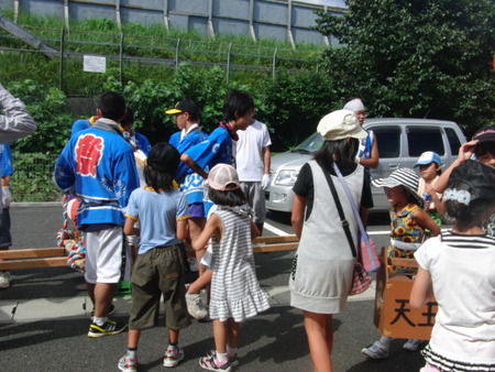 昨日の天王祭の神輿2人3脚に・皆でワッショイ、ワッショイ！