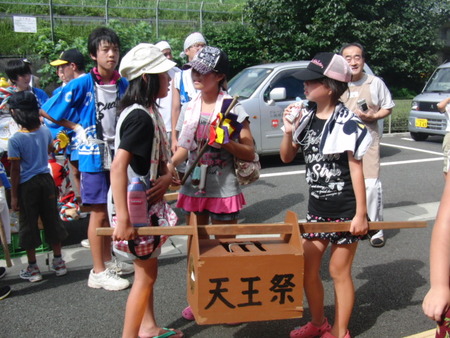 昨日の天王祭の神輿2人3脚に・皆でワッショイ、ワッショイ！