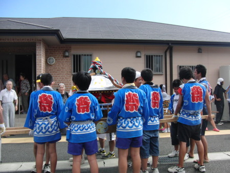 昨日の天王祭の神輿2人3脚に・皆でワッショイ、ワッショイ！