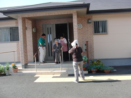 朝9時から防災訓練を水消火器使い全員参加で行いました。