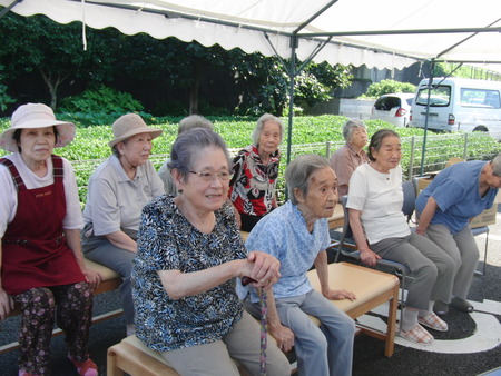 朝9時から防災訓練を水消火器使い全員参加で行いました。