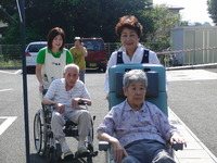 朝9時から防災訓練を水消火器使い全員参加で行いました。