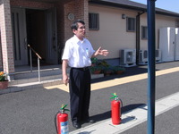 朝9時から防災訓練を水消火器使い全員参加で行いました。