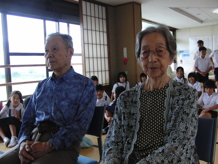 敬老会の招待で2名の方が富士市東部市民プラザに行く