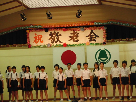 敬老会の招待で2名の方が富士市東部市民プラザに行く