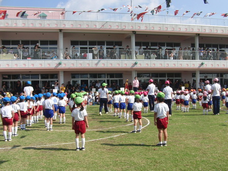 今日は孫の幼稚園の運動会です。バアバも玉入れに参加