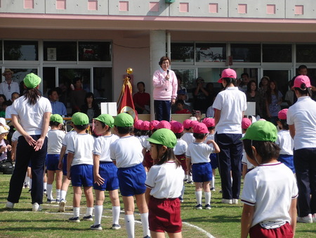 今日は孫の幼稚園の運動会です。バアバも玉入れに参加