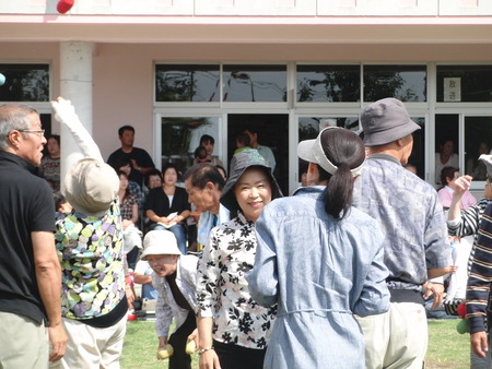 今日は孫の幼稚園の運動会です。バアバも玉入れに参加