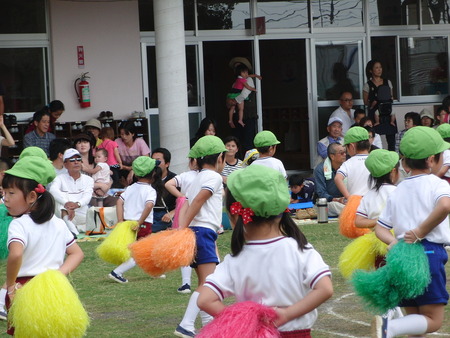 今日は孫の幼稚園の運動会です。バアバも玉入れに参加