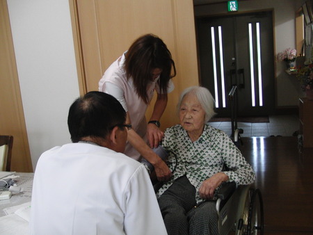 今日は高木内科の往診日2日目、日ごろの様子を聴いています