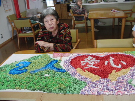 小規模ではゆかり作り、グループホームでは壁画作りです。