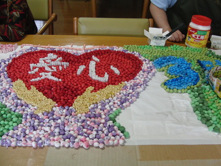 小規模ではゆかり作り、グループホームでは壁画作りです。
