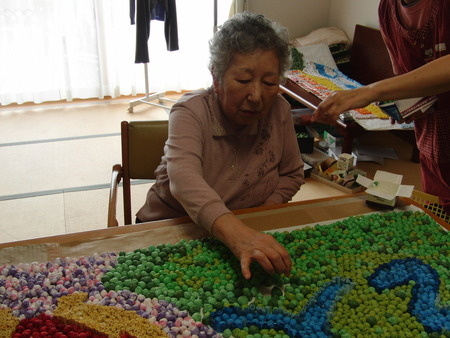 小規模ではゆかり作り、グループホームでは壁画作りです。
