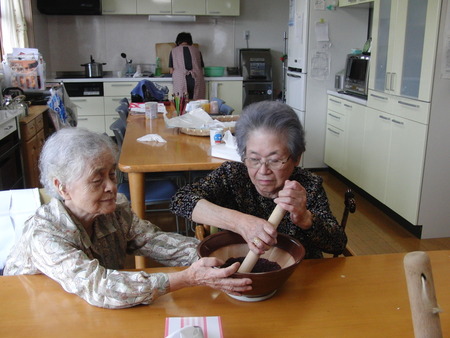 小規模ではゆかり作り、グループホームでは壁画作りです。