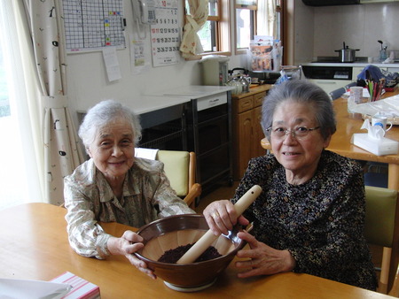 小規模ではゆかり作り、グループホームでは壁画作りです。