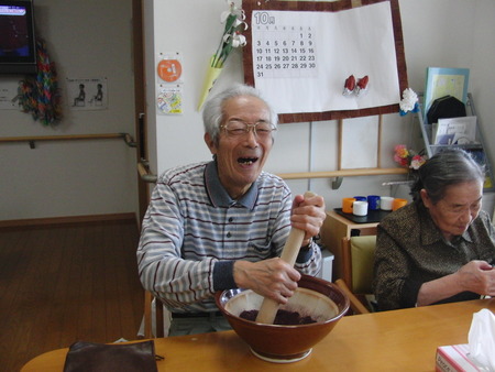 小規模ではゆかり作り、グループホームでは壁画作りです。