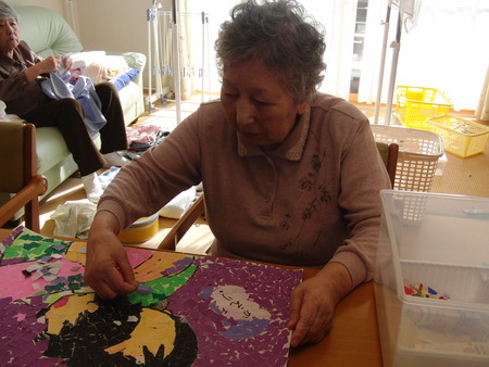 午後は小規模では壁画と作業、グループホームはちぎり絵