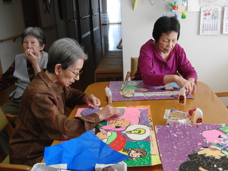 午後は小規模では壁画と作業、グループホームはちぎり絵