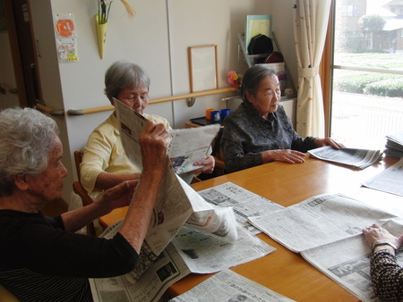 午後は小規模では壁画と作業、グループホームはちぎり絵