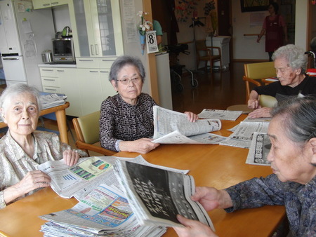 午後は小規模では壁画と作業、グループホームはちぎり絵