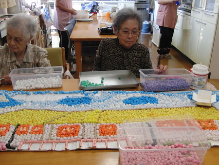 午後は小規模では壁画と作業、グループホームはちぎり絵