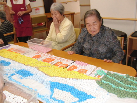 午後は小規模では壁画と作業、グループホームはちぎり絵