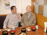 遠足でびゅうおと沼津港の新鮮館で昼食をいただき散策