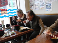 遠足でびゅうおと沼津港の新鮮館で昼食をいただき散策
