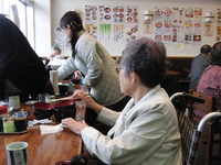 遠足でびゅうおと沼津港の新鮮館で昼食をいただき散策