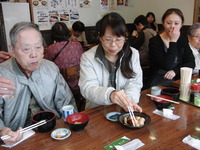 遠足でびゅうおと沼津港の新鮮館で昼食をいただき散策