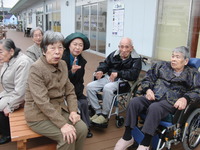 遠足でびゅうおと沼津港の新鮮館で昼食をいただき散策